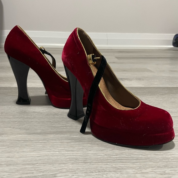 Vintage style high heel red velvet, size 7-7.5 - Picture 2 of 4